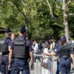 « J’ai même fait des selfies avec des touristes chinois » : à Paris, policiers et gendarmes goûtent à la trêve olympique