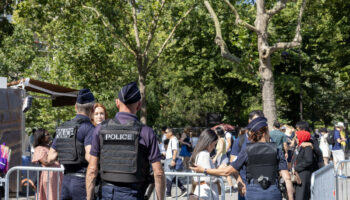 « J’ai même fait des selfies avec des touristes chinois » : à Paris, policiers et gendarmes goûtent à la trêve olympique