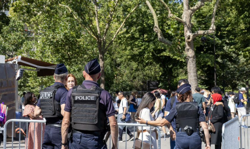 « J’ai même fait des selfies avec des touristes chinois » : à Paris, policiers et gendarmes goûtent à la trêve olympique