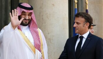 Le président français Emmanuel Macron accueille le prince héritier saoudien Mohammed ben Salman pour des entretiens au palais de l'Elysée à Paris, le 16 juin 2023