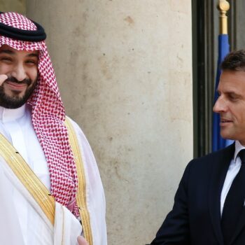 Le président français Emmanuel Macron accueille le prince héritier saoudien Mohammed ben Salman pour des entretiens au palais de l'Elysée à Paris, le 16 juin 2023
