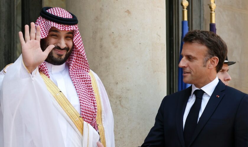 Le président français Emmanuel Macron accueille le prince héritier saoudien Mohammed ben Salman pour des entretiens au palais de l'Elysée à Paris, le 16 juin 2023