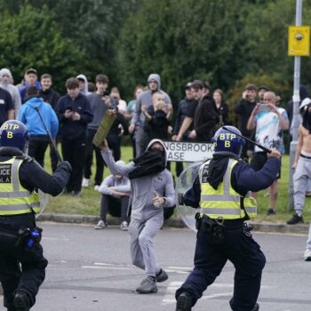 Großbritannien: Erneut Ausschreitungen rechtsradikaler Gruppen