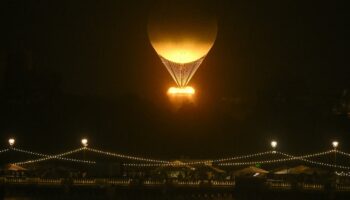 La vasque olympique dans le ciel de Paris, lors de la cérémonie d'ouverture des Jeux olympiques, le 26 juillet 2024