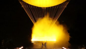 Les derniers porteurs de flamme Marie-José Pérec et Teddy Riner à côté de la vasque olympique, lors de la cérémonie d'ouverture des Jeux de Paris, le 26 juillet 2024