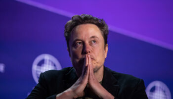 Elon Musk et le Premier ministre Keir Starmer s’écharpent face aux émeutes au Royaume-Uni