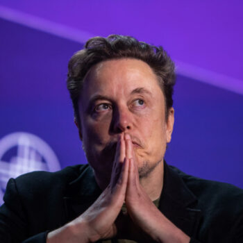 Elon Musk et le Premier ministre Keir Starmer s’écharpent face aux émeutes au Royaume-Uni