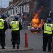 Au Royaume-Uni, Keir Starmer veut des condamnations « rapides » pour les émeutiers d’extrême droite