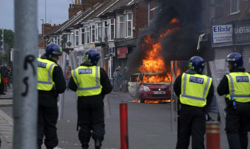 Au Royaume-Uni, Keir Starmer veut des condamnations « rapides » pour les émeutiers d’extrême droite