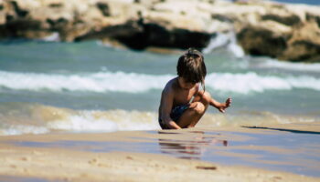 Cette activité de beaucoup d'enfants sur la plage est plus dangereuse qu'on ne le pense