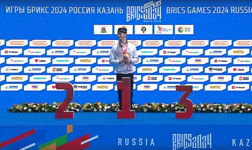 Aleksandr Maltsev, nageur synchronisé de l’équipe russe vient de recevoir la médaille d’or dans sa catégorie, faute de concurrence.