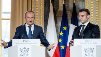 Le Premier ministre polonais Donald Tusk (g) et le président français Emmanuel Macron, lors d'une conférence de presse, le 12 février 2024 à l'Elysée, à Paris