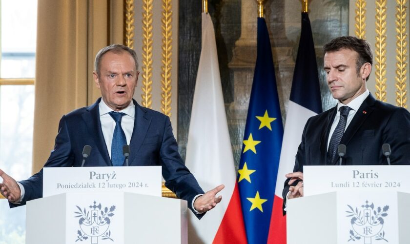 Le Premier ministre polonais Donald Tusk (g) et le président français Emmanuel Macron, lors d'une conférence de presse, le 12 février 2024 à l'Elysée, à Paris