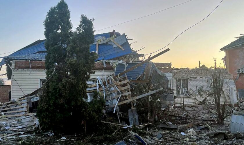 Cette photo diffusée par le gouverneur de la région de Koursk, Alexei Smirnov, sur sa chaîne Telegram montre les dégâts attribués à des bombardements ukrainiens dans la ville de Soudja, le 6 août 2024, dans la région russe de Koursk