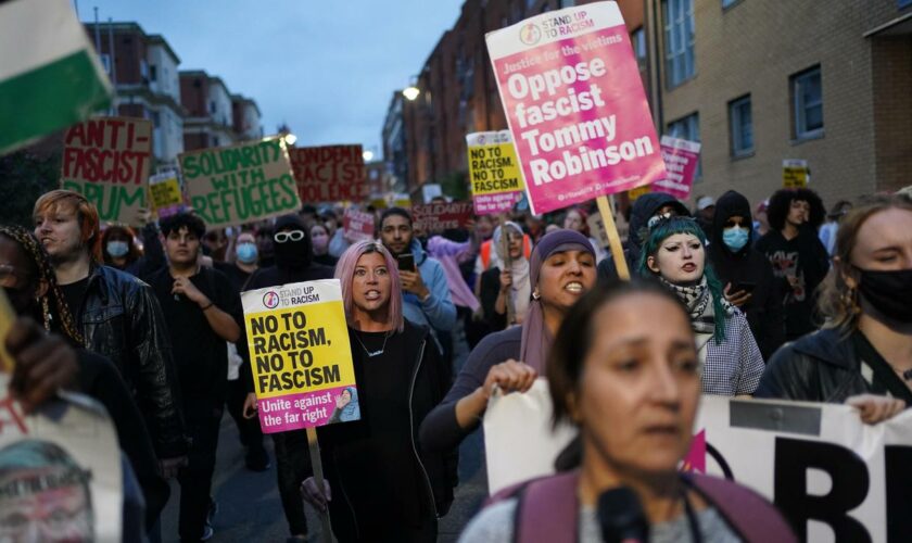 Rechtsextremismus: Tausende demonstrieren gegen rechtsextreme Krawalle in Großbritannien