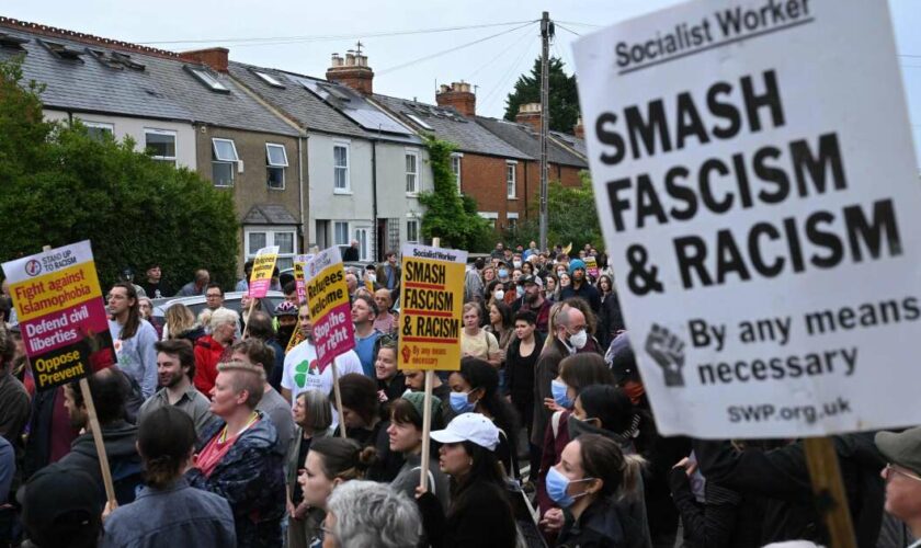 Au Royaume-Uni, des milliers de manifestants antiracistes défient l’extrême droite