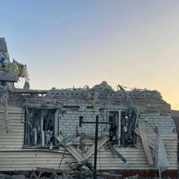 Cette photo diffusée par le gouverneur de la région de Koursk, Alexei Smirnov, sur sa chaîne Telegram montre les dégâts attribués à des bombardements ukrainiens dans la ville de Soudja, le 6 août 2024, dans la région russe de Koursk