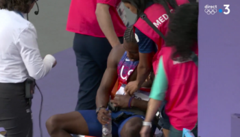 Noah Lyles quitte le Stade de France en fauteuil roulant après sa médaille de bronze en 200 m aux JO