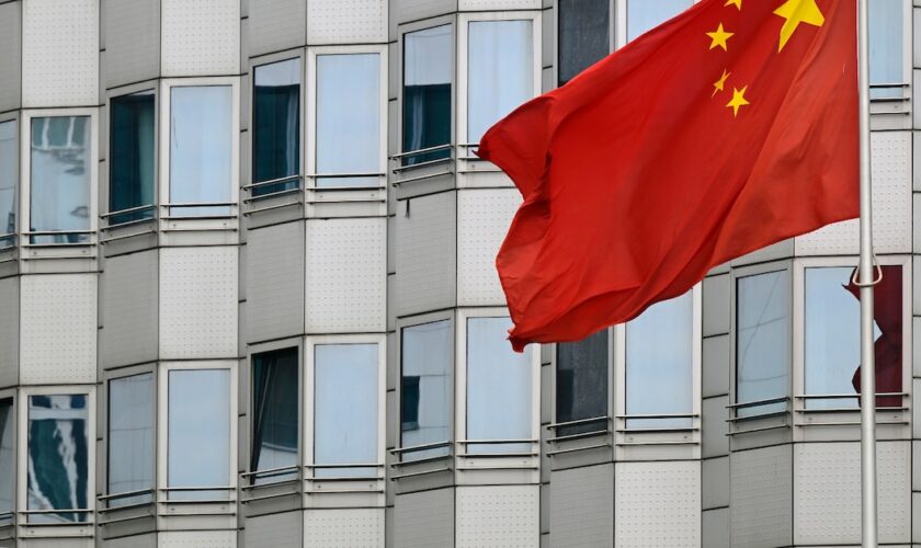 Le drapeau chinois devant l'ambassade de Chine à Berlin, le 22 avril 2024