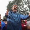 Maduro salue ses partisans lors d'un rassemblement le 5 août 2024