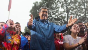 Maduro salue ses partisans lors d'un rassemblement le 5 août 2024