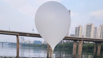 Pyongyang a entrepris de renforcer ses liens militaires avec la Russie et envoie depuis plusieurs mois des milliers de ballons lestés d'ordures vers le Sud.