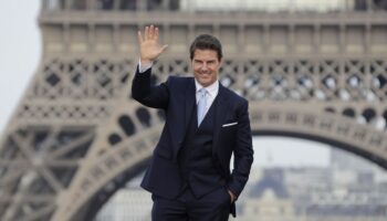 L'acteur américain Tom Cruise devant la Tour Eiffel à Paris, le 12 juillet 2018