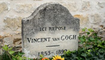 Après avoir creusé autour de la tombe de Van Gogh, un artiste biélorusse visé par une procédure d’expulsion