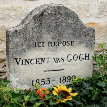 Après avoir creusé autour de la tombe de Van Gogh, un artiste biélorusse visé par une procédure d’expulsion