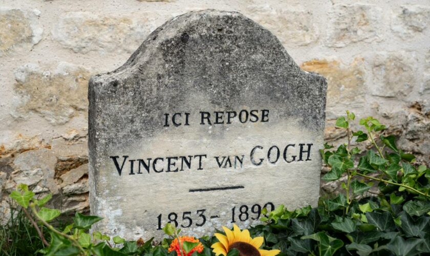 Après avoir creusé autour de la tombe de Van Gogh, un artiste biélorusse visé par une procédure d’expulsion