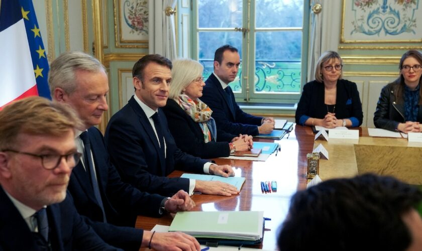 Le président Emmanuel Macron (3e g) lors du premier Conseil des ministres du nouveau gouvernement de Gabriel Attal, le 12 janvier 2024 à l'Elysée, à Paris