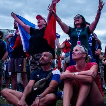 La foule est en délire pour la victoire de l'équipe de France de judo en finale olympique dans la fanzone du Club France Villette à Paris, France, le 3 août 2024. (Photo d'Andrea Savorani Neri/NurPhoto)