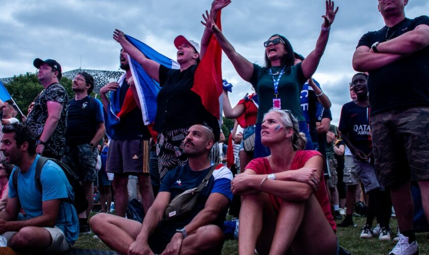 La foule est en délire pour la victoire de l'équipe de France de judo en finale olympique dans la fanzone du Club France Villette à Paris, France, le 3 août 2024. (Photo d'Andrea Savorani Neri/NurPhoto)