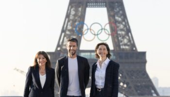 La maire de Paris Anne Hidalgo, le président du Cojo Tony Estanguet et la ministre des Sports et des Jeux olympiques Amélie Oudéa-Castéra, devant la tour Eiffel.