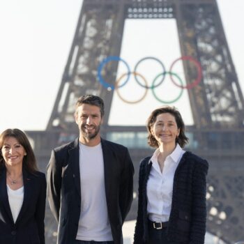 La maire de Paris Anne Hidalgo, le président du Cojo Tony Estanguet et la ministre des Sports et des Jeux olympiques Amélie Oudéa-Castéra, devant la tour Eiffel.