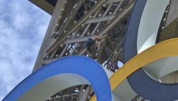 L’impressionnante escalade à mains nues de la Tour Eiffel d’un homme de nationalité britannique