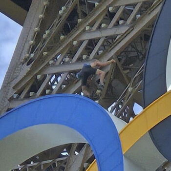 L’impressionnante escalade à mains nues de la Tour Eiffel d’un homme de nationalité britannique