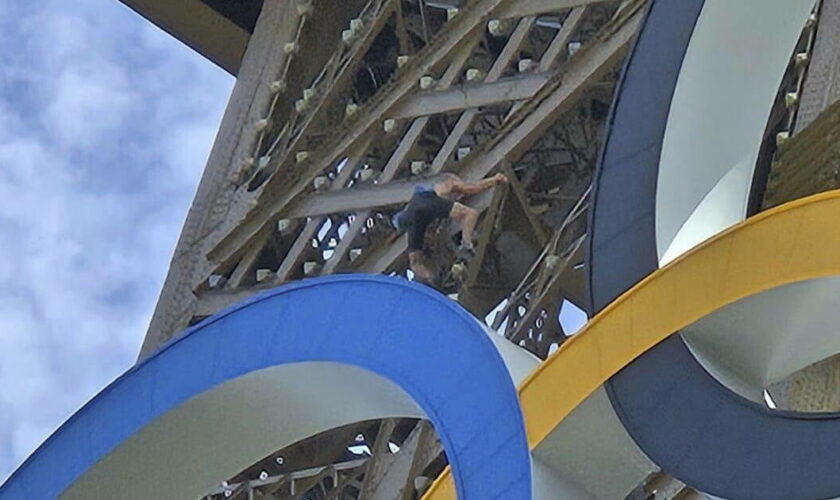 L’impressionnante escalade à mains nues de la Tour Eiffel d’un homme de nationalité britannique