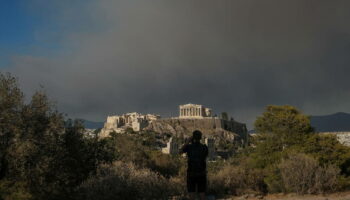 En Grèce, Athènes entourée par les flammes, évacuation de la ville historique de Marathon