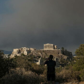 En Grèce, Athènes entourée par les flammes, évacuation de la ville historique de Marathon