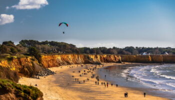 Cette plage française aux falaises ocres uniques au monde est un petit paradis