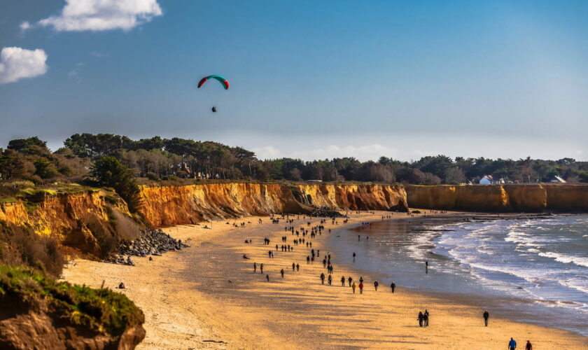 Cette plage française aux falaises ocres uniques au monde est un petit paradis