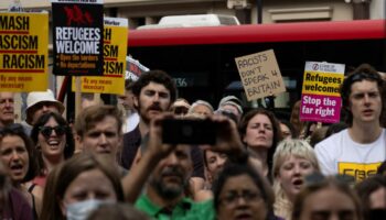 Rechtsextremismus: Menschen protestieren gegen rechte Gewalt in Großbritannien