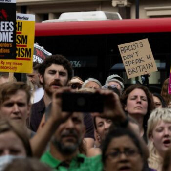 Rechtsextremismus: Menschen protestieren gegen rechte Gewalt in Großbritannien