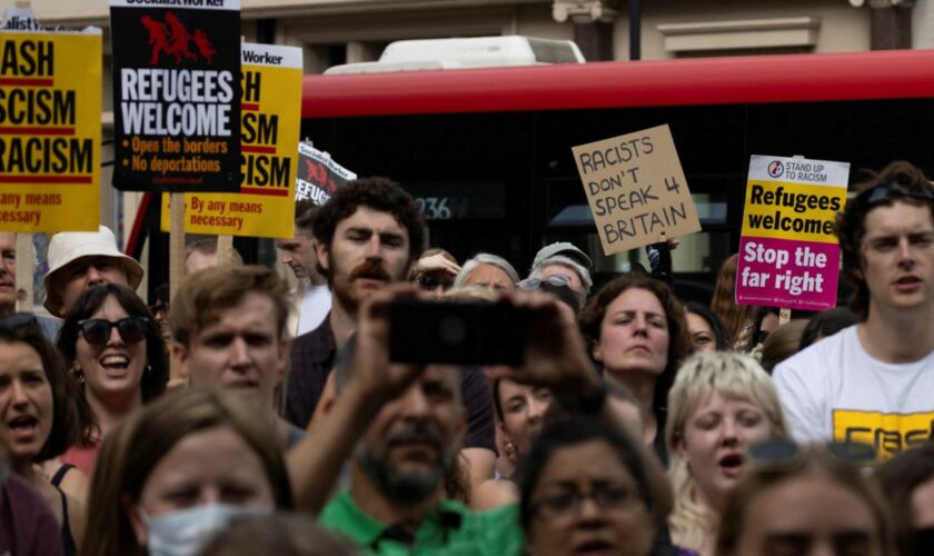 Rechtsextremismus: Menschen protestieren gegen rechte Gewalt in Großbritannien