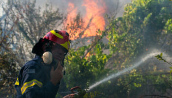 Grèce : les incendies se rapprochent d’Athènes, de nouvelles localités évacuées