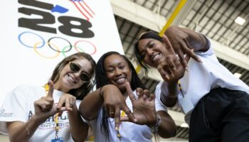 Des Californiennes venues accueillir le drapeau olympique à l'aéroport de Los Angeles, le 12 août 2024