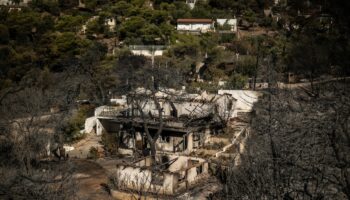 Vue aérienne de plusieurs maisons calcinées par de violents incendies à Pantelil, dans la banlieue nord-est d'Athènes (Grêce), le 13 août 2024