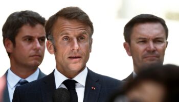 Le président de la République Emmanuel Macron, au centre, le 12 août 2024, à Paris