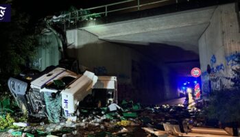 Lkw-Zugmaschine fällt von Autobahnbrücke in die Tiefe